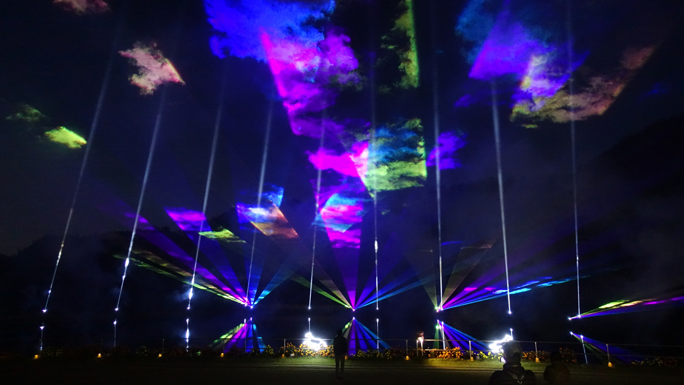 Jra中山競馬場とコラボ 東京ドイツ村にてレーザーやスモーク サーチライトを使用した壮大で幻想的なイルミネーション 魔法使いラックの贈り物 が11月5日 金 より開催 木更津のことなら きさらづレポート きさレポ